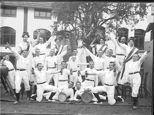 TAGEBLATT-Leser halfen bei der Aufklärung: Auf diesem Glasplattenbild sind Mitglieder des 1909 gegründeten MTV Wisch abgebildet.