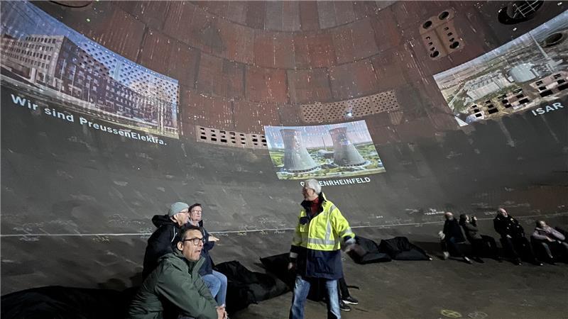 AKW ade: Beim Besuch im Kraftwerk werden Erinnerungen wach TAGEBLATT-Leser in der großen Eisenkuppel des Kernkraftwerkes.
