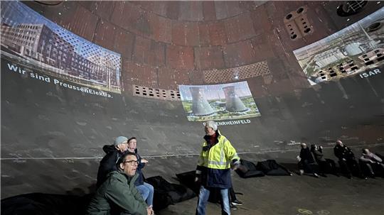AKW ade: Beim Besuch im Kraftwerk werden Erinnerungen wach TAGEBLATT-Leser in der großen Eisenkuppel des Kernkraftwerkes.