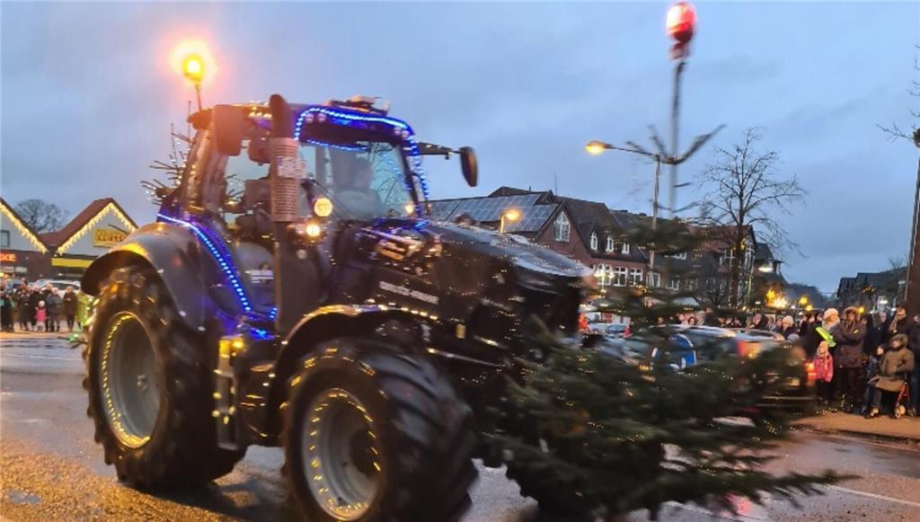 TAGEBLATT-Leserin Catharina Schadwinkel hat die Lichterfahrt in Apensen fotograf...