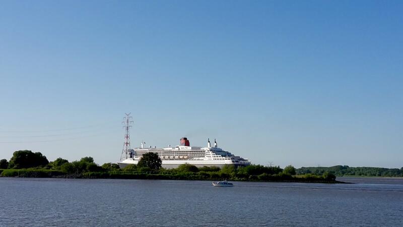 Ocean Liner auf der Elbe: „Queen Mary 2“ passiert den Landkreis Stade TAGEBLATT-Leserin Gisela Kehr hat auf den Auslöser gedrückt, als die "Queen Mary 2" hinter der Naturschutzinsel verschwand. Am Mittwochmorgen bietet sich noch einmal die Gelegenheit für einen Schnappschuss.