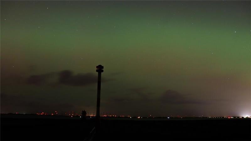 Nach dem „Schietwetter“ leuchten die Polarlichter im Landkreis TAGEBLATT-Leserin Janna Krethe fing auch den Grünschimmer am Außendeich in Baje-Hörne ein.