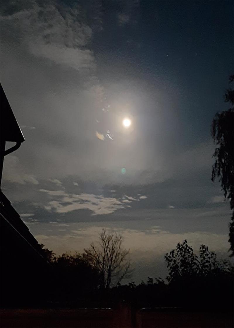 Supermond über dem Landkreis Stade: Das sind die besten Leserfotos TAGEBLATT-Leserin Ulrike Meibohm hat den Supermond in Fredenbeck fotografiert.