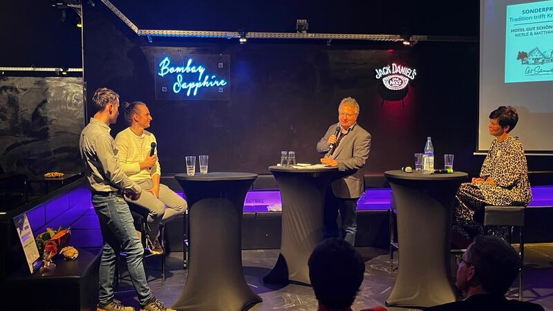 TAGEBLATT-Redakteuer Björn Vasel (Mitte) moderierte den Gründerstar-Abend im Studio 21 in Buxtehude.