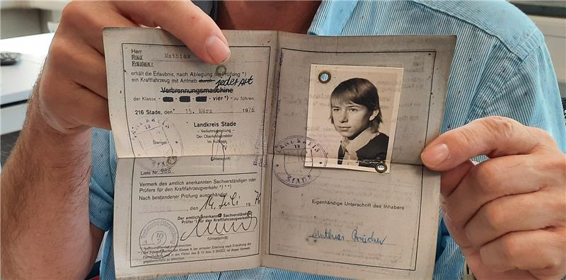 Wer jetzt im Landkreis den Führerschein umtauschen muss TAGEBLATT-Redakteur Mathias Brückner zeigt seinen alten, 1976 ausgestellten Führerschein.