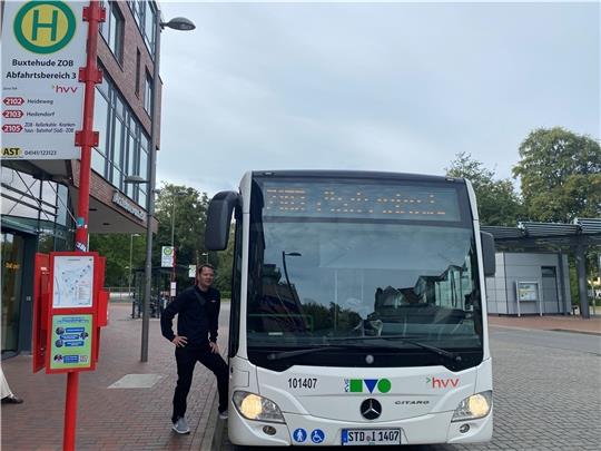 TAGEBLATT-Redakteur Thomas Sulzyc steigt am ZOB Buxtehude in den Linienbus nach Hedendorf ein. Foto: Weselmann