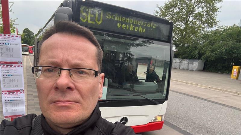S5: So lange dauert die Fahrt von Buxtehude zum Hamburger Hauptbahnhof TAGEBLATT-Redakteur Thomas Sulzyc steigt in Neugraben in den Bus des Schienenersatzverkehrs (SEV) in Richtung Wilhelmsburg um.