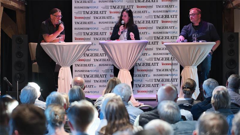 TAGEBLATT-Redakteurin Grit Klempow stellte im ausverkauften Kornspeicher die Bürgermeisterkandidaten Helge Winnat (links) und Frank Griemsmann (rechts) vor.