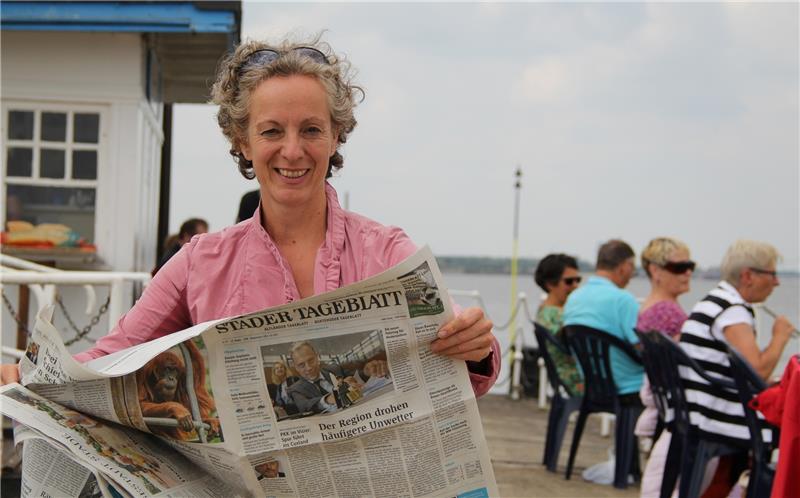 TAGEBLATT-Redakteurin Susanne Helfferich zeigt uns ihren Lieblingsplatz mit der Zeitung vor der Nase: die Kaffeeklappe an der Elbe in Hollern-Twielenfleth.