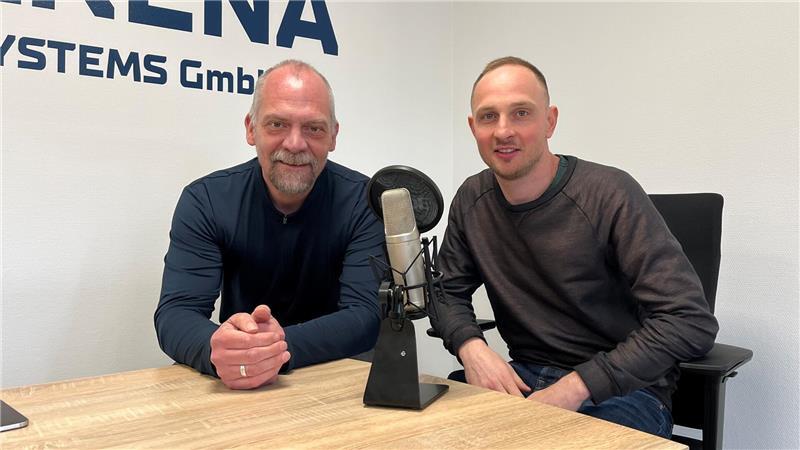 TAGEBLATT-Sportchef Daniel Berlin (links) spricht im neuen Podcast "D/A sind wir zuhaus" mit Keeper Patrick Siefkes über Pokalträume, Vertragsverlängerungen und beheizbare Handschuhe.