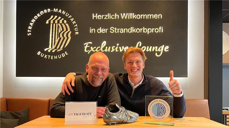 „Reißt die Tartanbahn ab“: D/A-Stürmer will einen Hexenkessel TAGEBLATT-Sportchef Daniel Berlin (links) spricht mit D/A-Stürmer Jelldrik Dallmann über fünf Jahre Urlaub in der USA, seine Rolle in der Kabine und seine radikale Idee in Sachen Kehdinger Stadion.