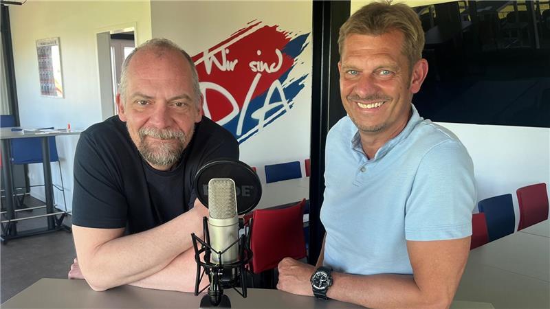 TAGEBLATT-Sportchef Daniel Berlin (links) spricht mit D/A-Co-Trainer Lars Jagemann über Stürmerqualitäten und die Torflaute bei D/A.