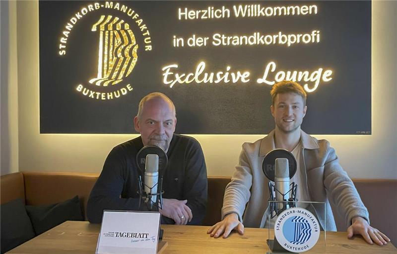 TAGEBLATT-Sportchef Daniel Berlin (links) und D/A-Spieler Matti Steinmann plaudern beim Podcast eine halbe Stunde über D/A, den HSV, Australien und Schweinshaxen.