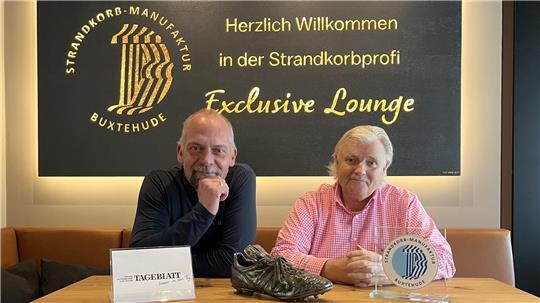 TAGEBLATT-Sportchef Daniel Berlin (links) und Unternehmer Kay Gosebeck plaudern über Gosebecks Liebe zu D/A.