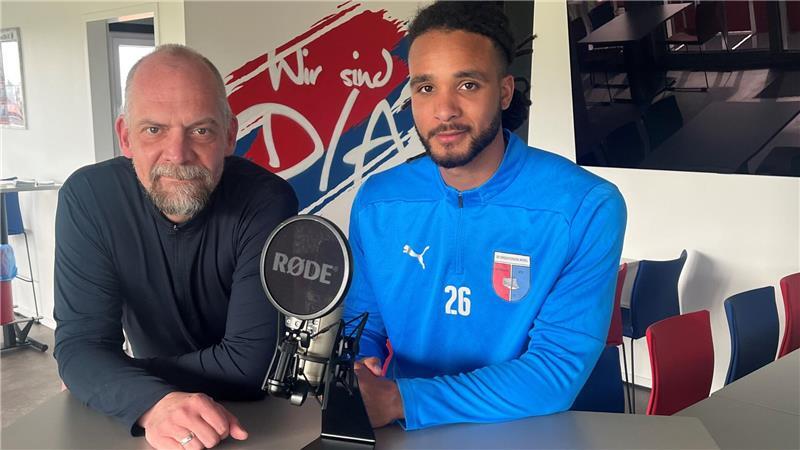 TAGEBLATT-Sportchef Daniel Berlin spricht im neuen Podcast "D/A sind wir zuhaus" mit Liam Giwah über Fußball, Musik und seinen königlichen Vater.