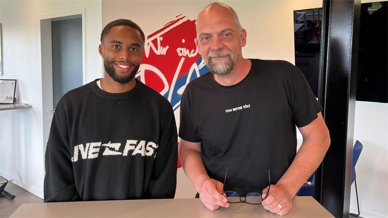 Einst schoss er Vasen kaputt: Jetzt soll Ndure für D/A sprinten TAGEBLATT-Sportchef Daniel Berlin spricht mit D/A-Neuzugang Dominique Ndure (links) über kaputte Vasen im Wohnzimmer, die Stimmung in der Kabine und das Tor, mit dem er D/A ins Tal der Tränen schoss.