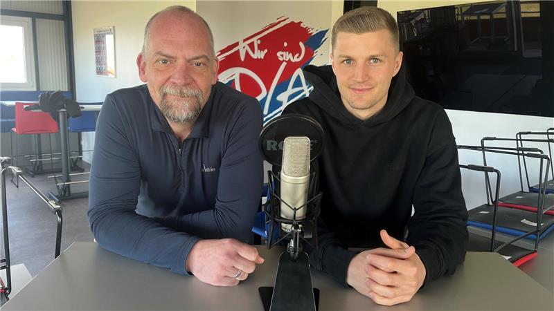 TAGEBLATT-Sportchef Daniel Berlin spricht mit Dennis Rosin im neuen Podcast "D/A sind wir zuhaus" übers Kochen und Kicken.