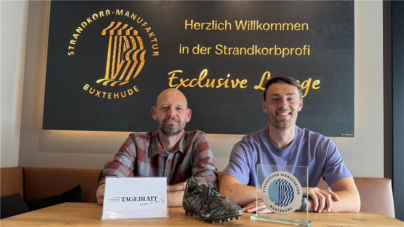 Vertrag von Tjorve Mohr läuft aus - „Leuchtturm“ spricht über Zukunft TAGEBLATT-Sportredakteur Jan Bröhan mit Tjorve Mohr (rechts) beim D/A-Podcast in der Strandkorb-Manufaktur Buxtehude.