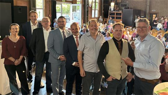 TAGEBLATT-Talk in der Seminarturnhalle. Von links: Lena Stehr, Enrico Bergmann, Richard Klaus, Arne Kramer, Kai Koeser, Tristan Jorde, Jörg Baumann, Lars Strüning.