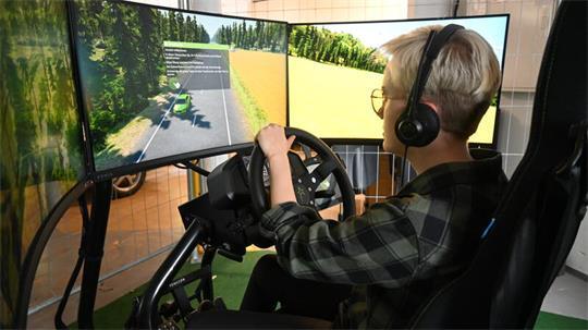 TAGEBLATT-Volontärin Rebecca Haardt hat einen Fahrsimulator einem rigorosen Test unterzogen - und ihre Fahrkünste gleich mit.