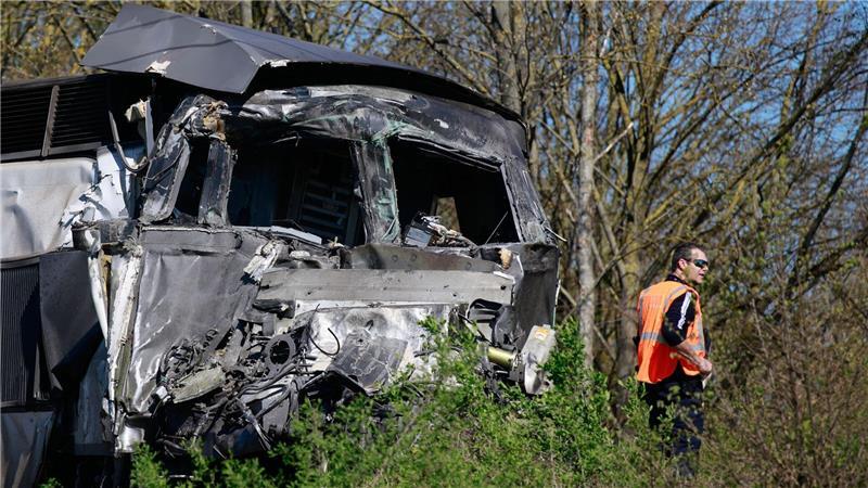 TGV kollidiert mit Laster in  Bully-les-Mines