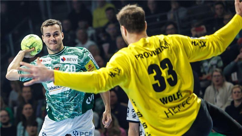 THW-Keeper Andreas Wolff pariert einen Wurf von Berlins Tim Freihöfer.