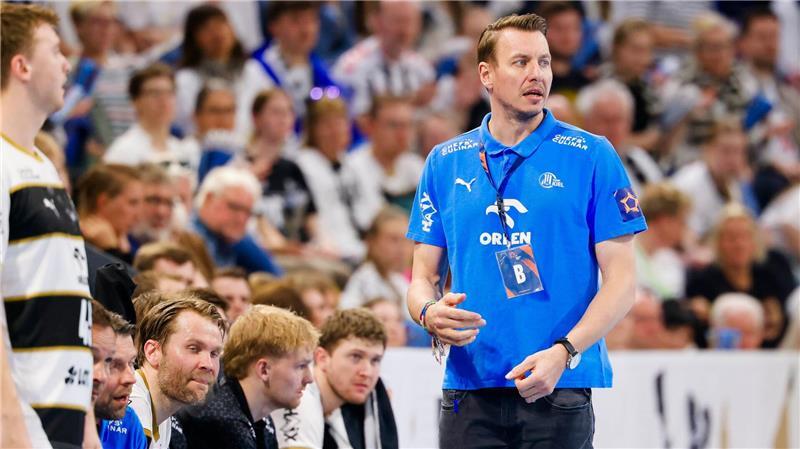 THW-Trainer Filip Jicha beobachtet das Spiel seiner Mannschaft.