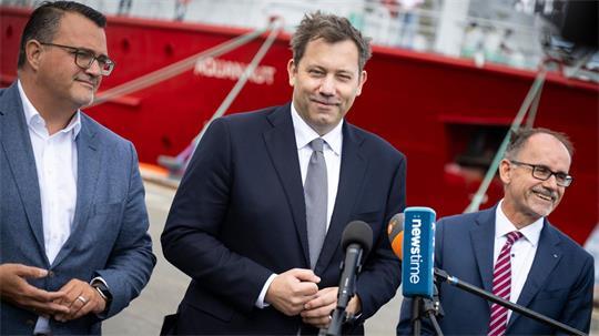 TKMS-Chef Oliver Burkhard (l) ist optimistisch, einen Großauftrag aus Kanada für den Bau von U-Booten zu erhalten.