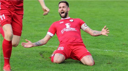 TSV-Kapitän Michel Junge profitiert in der 67. Minute von einem weiten Abschlag seines Torhüters und markiert das 3:2 gegen Bützfleth.