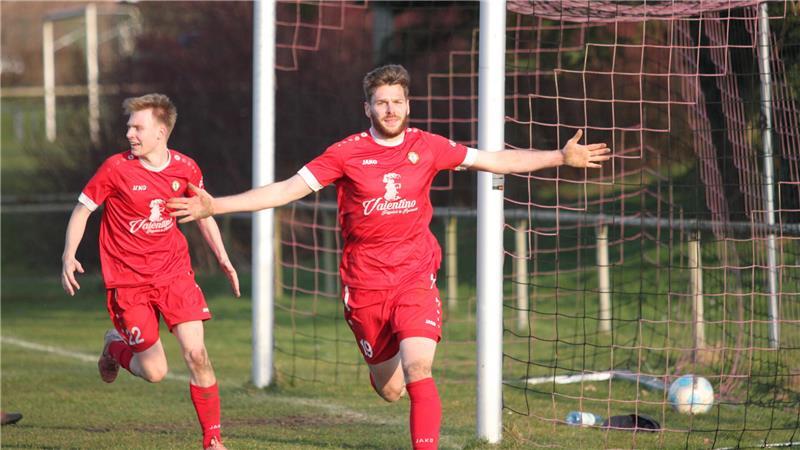 TSV-Torjäger Tim Hinrichs ließ kurz zuvor noch eine 100-prozentige Chance liegen, um dann doch noch den 2:1-Siegtreffer zu erzielen.