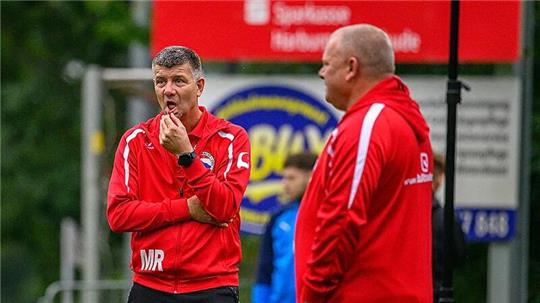 TSV-Trainer Michael Rump (links) kann mit den Leistungen nicht zufrieden sein.