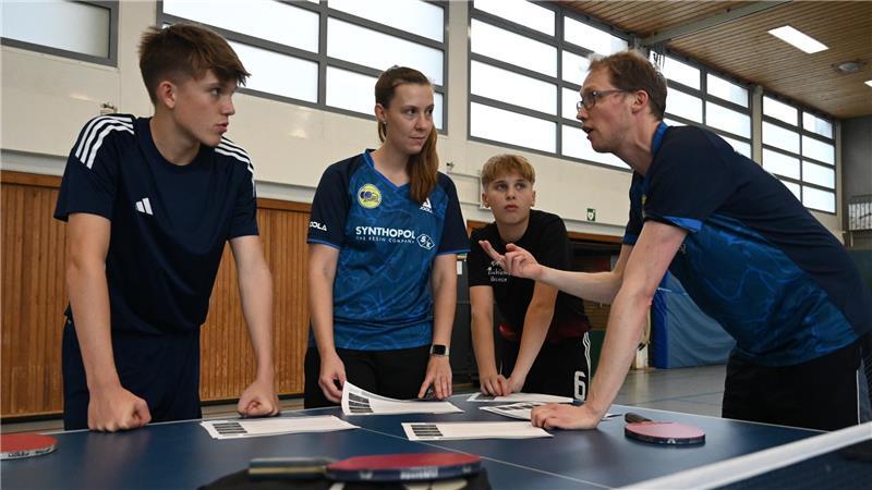 Tischtennis kämpft im Kreis Stade - So soll der Sport wieder wachsen TTG-Trainer Michael Friebel (rechts) hat den Lehrgang ins Leben gerufen - hier zusammen mit Merle Wiechern.