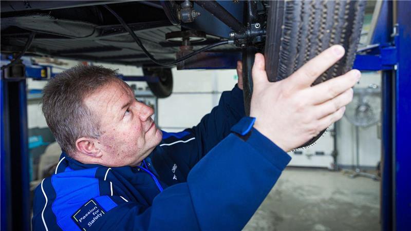 TÜV-Mitarbeiter Thomas Rusch hat das Fahrzeug abgenommen.