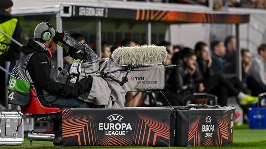 TV Kamera mit Europa League Logo. 