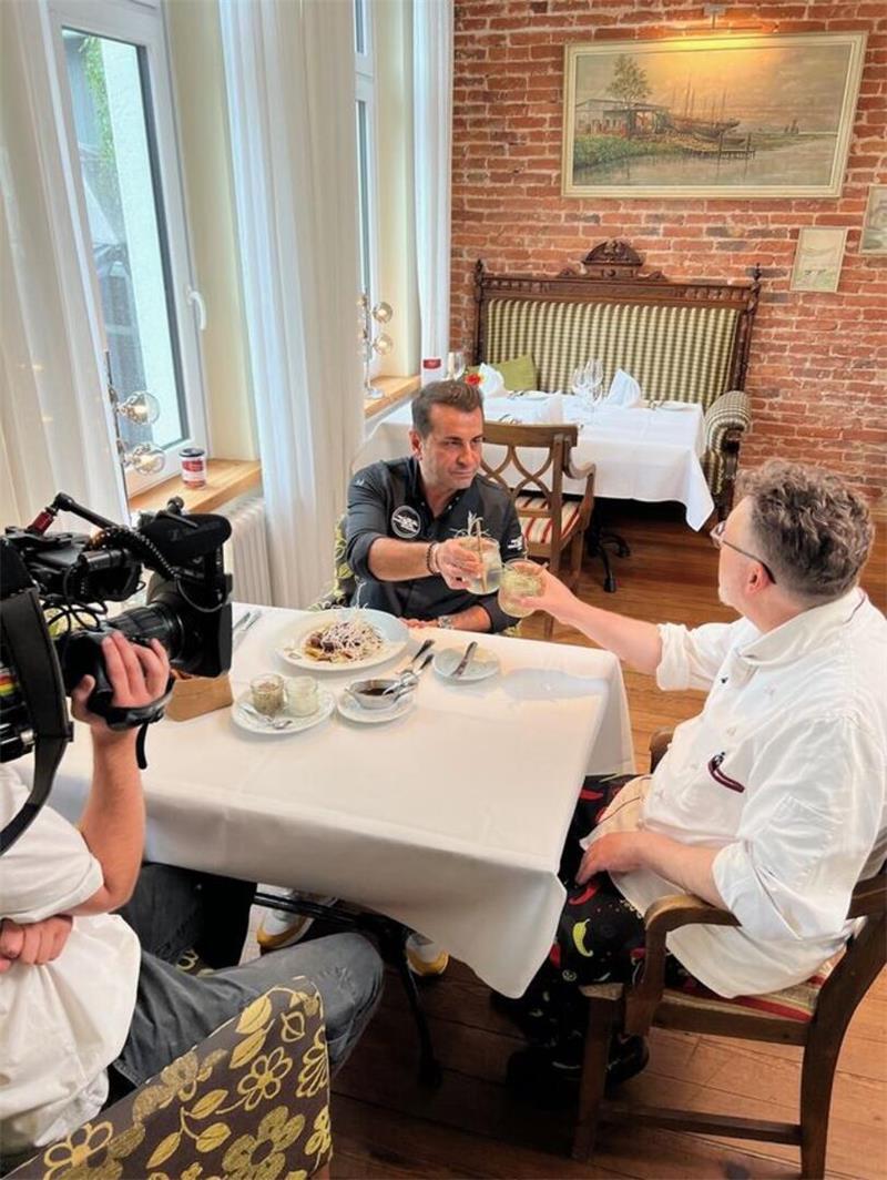 „Mein Lokal, dein Lokal“: Gewinner aus Wingst bereut nichts TV-Koch Ali Güngörmüs (Mitte) fühlte sich bei Claus Peter (rechts) in der Wingst wohl. Serviert wurde eine teegeräucherte Entenbrust mit frittiertem Engelshaar. Foto: Just Friends Productions