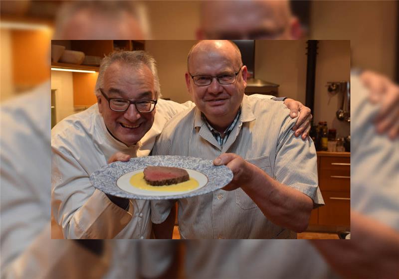 TV-Koch Rainer Sass (links) und Fleischermeister Steffen Bömmelburg kredenzen eine Scheibe vom Chateaubriand auf einer selbstgemachten Sauce Bernaise. Fotos: Strüning