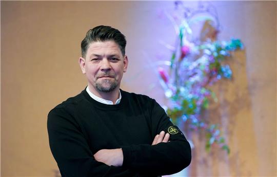TV-Koch Tim Mälzer steht im Studio des Restaurants «Bullerei».