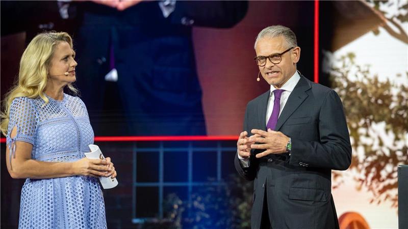 TV-Moderatorin Barbara Schöneberger führte gemeinsam mit Hans-Peter Fricke durch den Abend zum Firmenjubiläum. Foto: Fricke Gruppe