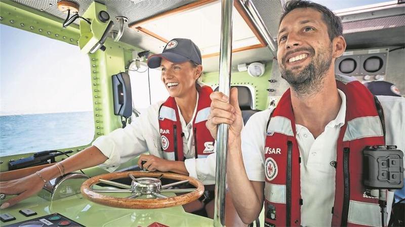 TV-Moderatorin Laura Wontorra ist neue ehrenamtliche Botschafterin der Seenotretter auf Nord- und Ostsee, hier im Bild mit Felix Reder, Vormann der Station List der Deutschen Gesellschaft zur Rettung Schiffbrüchiger. 
