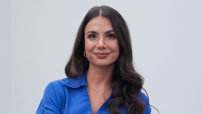 TV-Moderatorin Lea Wagner steht während eines Fototermins in einem Raum auf dem Gelände von Studio Hamburg.