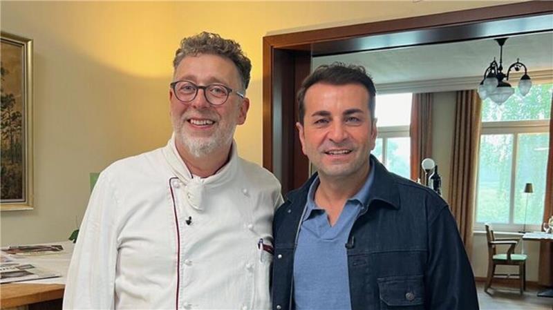 „Mein Lokal, dein Lokal“: Fünf Restaurants aus dem Kreis Cuxhaven treten gegeneinander an TV- und Sternekoch Ali Güngörmüs (rechts) besuchte vorab alle Teilnehmer in ihren Lokalen, unter anderem Claus Peter in der Wingst.