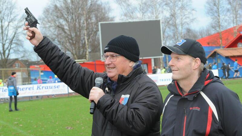 Silvesterlauf in Drochtersen: 310 Menschen beenden das Jahr 2023 sportlich TVG-Chef Dirk Ludewig (links) schickt die Läufer mit einem Startschuss auf die Strecke. Bei der Organisation hilft ihm seine rechte Hand Henning Bloss.