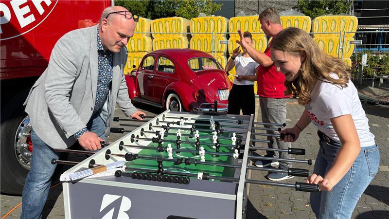 Nachwuchs händeringend gesucht: Was ist Stader Azubis heutzutage wichtig? TZH-Abteilungsleiter Jürgen Knoll beim Tischfußball mit seiner Auszubildenden Leonie Pietrass. Aktionen wie diese tragen zum guten Betriebsklima bei.