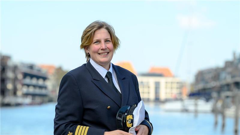 Jüngste Kapitänin: Taalke Middents steuert Containerschiffe um die halbe Welt Taalke Middents ermutigt junge Frauen, bei der Berufswahl die maritime Branche in den Blick zu nehmen.