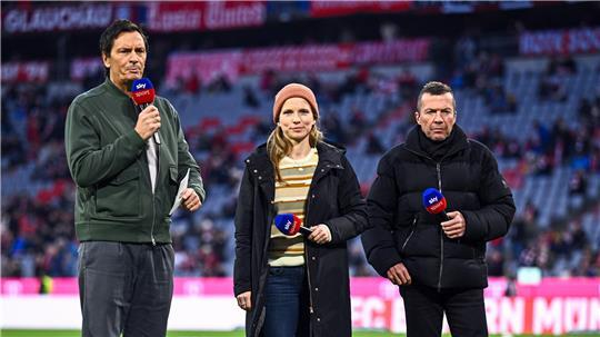Tabea Kemme steht regelmäßig als Expertin vor der TV-Kamera, wie hier mit dem ehemaligen Nationalspieler Lothar Matthäus (rechts) und dem Sky-Moderator Sebastian Hellmann.