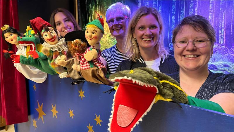 Tadaaa: Emilia Böhn, Katrin Bansemer, Ina Müller und Britta Sosnowski sind das Team hinter dem KiKo-Kasper.