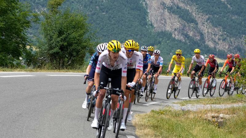 Tadej Pogacar (M) auf der 19. Etappe der 111. Tour de France.