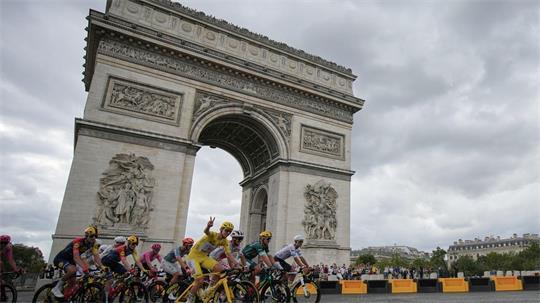 Tadej Pogacar auf seiner Tour d’Honneur in Paris.