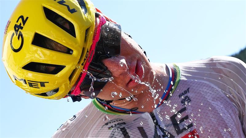 Tadej Pogacar aus Slowenien vom Team Emirates - XRG erfrischt sich im Zielbereich nach seinem Etappensieg beid er Tour de France.