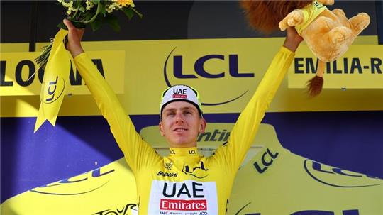 Tadej Pogacar hat bei der Tour de France das Gelbe Trikot übernommen.